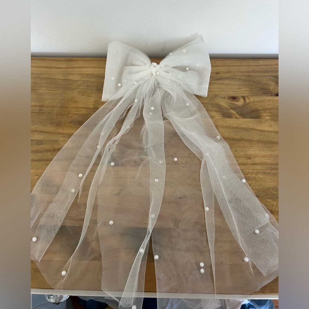 Never worn clip in bridal bow with pearls